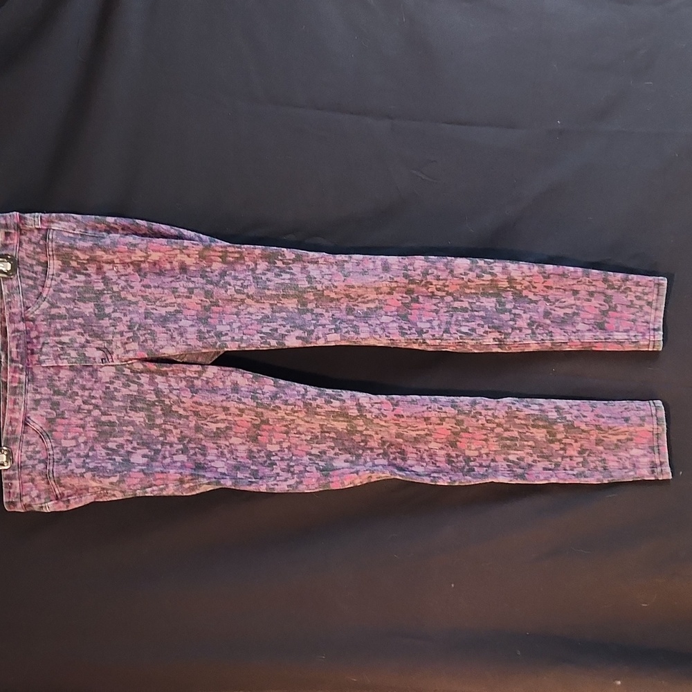 Hue brand purple/black camo print jeggings. Size M. Cotton stretch skinny